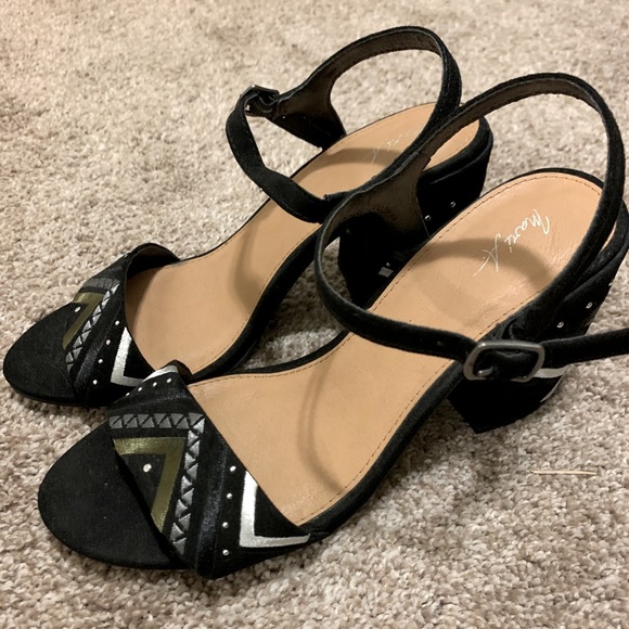 Black patterned heels - Picture 2 of 4